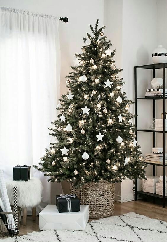 11 ideas para decorar la base del árbol de navidad con cestas